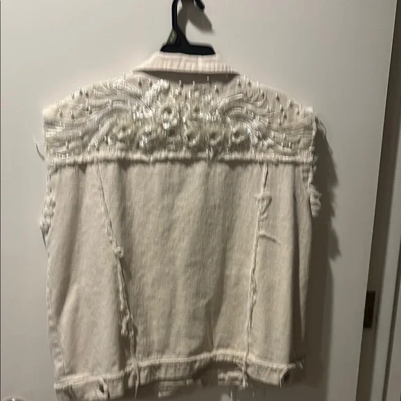POL Cream Vest with Distressed Details - Picture 4 of 6